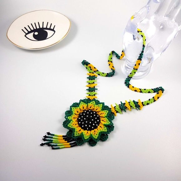 🌈 Beautiful Handcrafted flower necklace - Picture 2 of 5